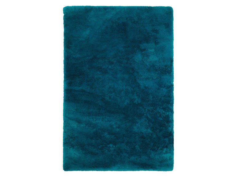 Een donkerblauw vloerkleed met een zacht, pluche oppervlak.