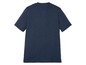 Een donkerblauw T-shirt met korte mouwen.