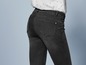 Donkerblauwe skinny jeans met achterzakken.