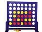 Een spel Connect 4 met rode en gele pionnen op een blauw bord.