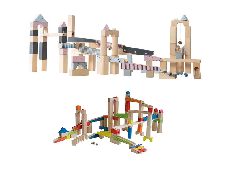 Twee houten speelgoedsets met knikkersbanen, inclusief torens en bruggen.