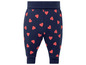 Blauwe babybroek met rode hartjesprint.