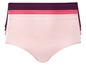 Een set van drie damesonderbroeken in roze, rood en paars.
