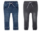 Twee paar blauwe en grijze jeans voor jongens.