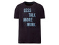 Een zwart T-shirt met de tekst 'Less Talk More Work'.