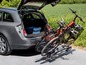 Twee fietsen op een fietsendrager achter een auto.