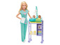 Barbie-dokter met een babyverzorgingsstation en twee babypoppen.