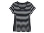 Een gestreept, donkerblauw t-shirt met korte mouwen.