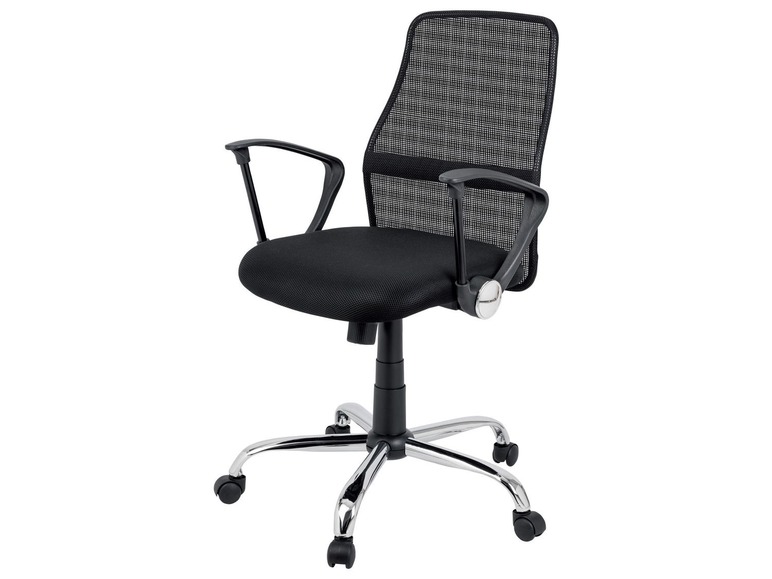 Een zwarte bureaustoel met mesh rugleuning en armleuningen.