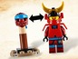 Een LEGO minifiguur met een rode Samurai helm en een blauwe bandana