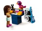 LEGO Friends set met een podium, een microfoon, een gitaar en een figuur.