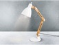 Een witte bureaulamp met houten arm en zwart-witte snoer.