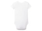 Een wit babypakje met korte mouwen.