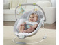 Een baby in een Ingenuity babyzitje met een olifantenthema.
