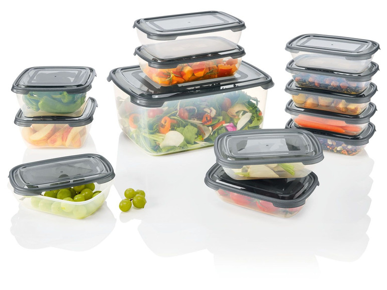 Een set van transparante opbergdozen met grijze deksels, gevuld met verschillende voedingsmiddelen.