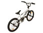 Een witte Big Stuey BMX-fiets met zwarte banden.