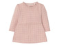 Een roze Impilu jurk met ruitjespatroon voor baby's.
