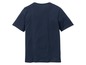 Een donkerblauw T-shirt met korte mouwen.