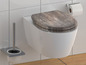 Toilet met houten toiletbril en toiletborstel.