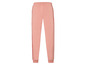 Roze joggingbroek met rode strepen.