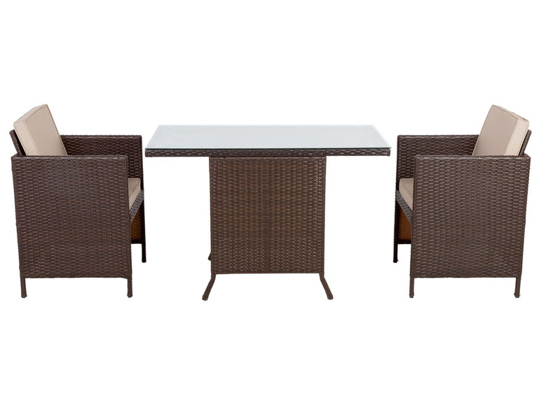 Tuinset met twee wicker stoelen en een glazen tafel.