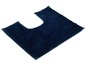 Een donkerblauwe badmat met een uitsparing voor het toilet.