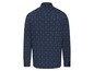Een donkerblauw overhemd met een print van kleine boompjes.