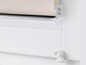 Een witte raambekleding met een beige rolgordijn.