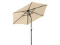 Een beige parasol met een zwarte steel.