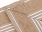 Beige badhanddoek met witte strepen.