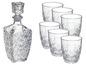 Een glazen decanter en zes glazen met een gegraveerd stervormig patroon.