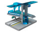 Een treinstation met een platform, rails en een blauwe lift.