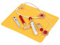 Houten speelgoeddokterset met een stethoscoop, thermometer, injectiespuit en zalf.