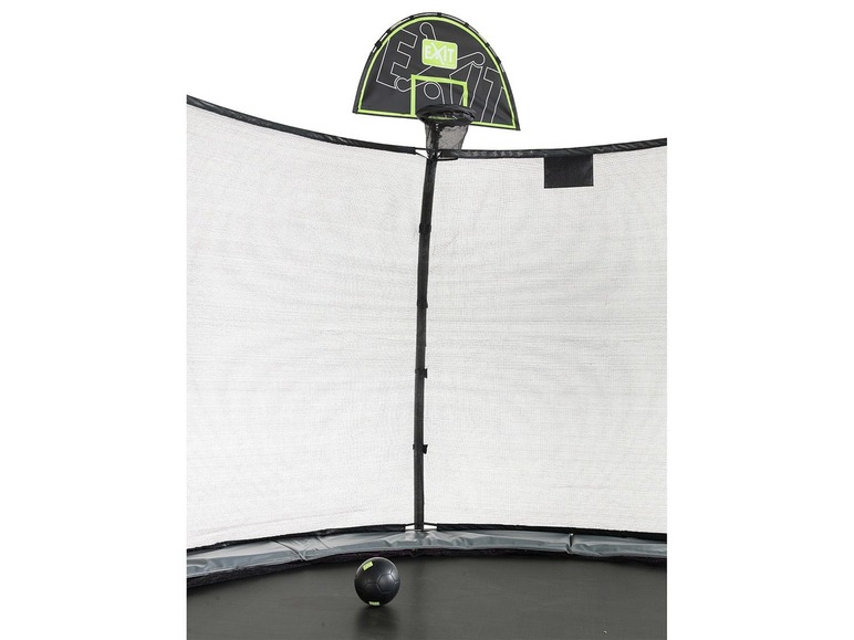 Een trampoline met een basketbalring en een voetbal.