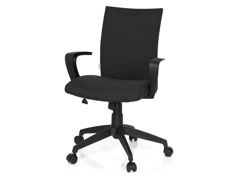 Een zwarte bureaustoel met armleuningen en wielen.