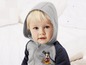 Baby in grijze hoodie met Mickey Mouse print.