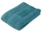 Een gevouwen badlaken in teal.