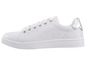 Witte lage sneakers met zilveren accenten.