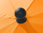 Een oranje parasol met een zwarte knop.