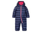 Een blauwe baby-overall met capuchon.