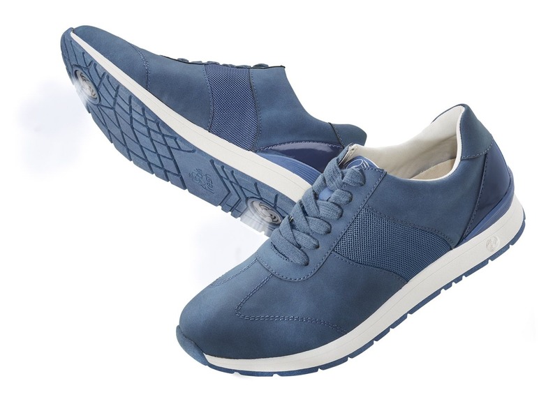Twee blauwe sneakers met witte zolen.