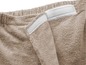Een beige badjas met een klittenband sluiting.
