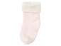 Een wit paar babysokken met roze strepen.