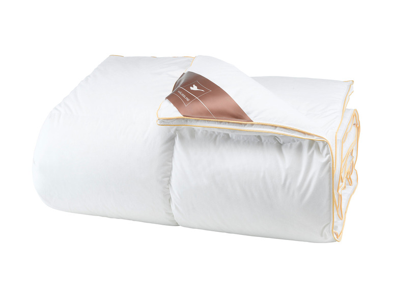 Een witte donsdeken met een gele bies, van het merk Häussling.