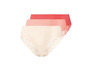 Drie paar onderbroeken met kant in roze, rood en beige tinten.