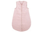 Een roze slaapzak voor baby's met een bloemenpatroon.