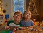 Twee kinderen spelen met LEGO blokken tijdens kerst.