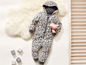 Een baby onesie met luipaardprint en capuchon.