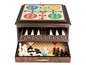 Een houten spelset met Ludo, dammen en schaken.