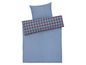 Een blauwe dekbedovertrek met een geruit kussen en een gestreept kussen.